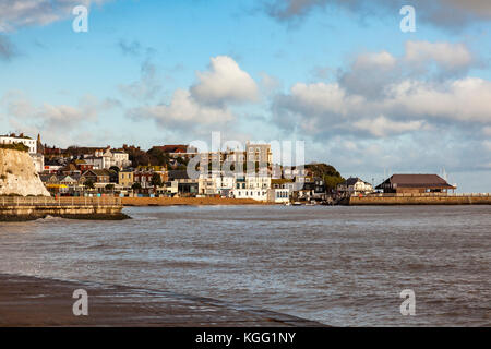 Broadstairs Strand, Hafen, die Stadt im Hintergrund und Bleak House auf der Landzunge, Kent, UK Stockfoto