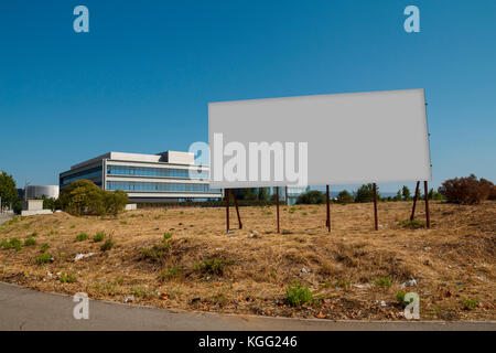 Leere Plakatwand in ein Grundstück zum Verkauf, Entwicklung Stockfoto