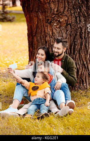 Familie nehmen Selfie im park Stockfoto
