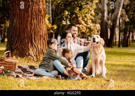 Familie auf Picknick Streichelzoo Hund Stockfoto