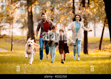 Familie mit Hund im Park Stockfoto