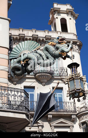 Spanien, Barcelona, Dragon Skulptur auf Casa Bruno Quadros. Stockfoto