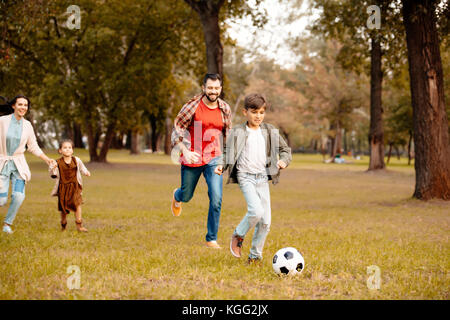 Familie, Fußball spielen Stockfoto