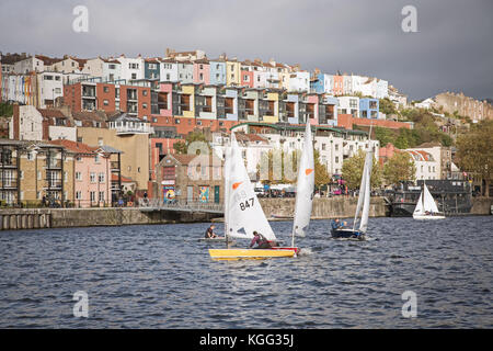 Ein Blick auf den Fluss und die bunten Gebäude am Hotwells in Bristol, England, UK. Stockfoto