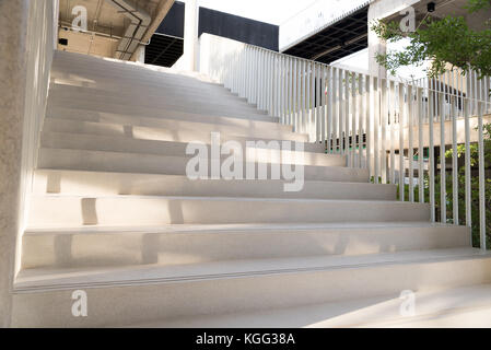 Licht und Schatten der weißen Eisenstange auf die weisse Treppe am Nachmittag projiziert. Stockfoto