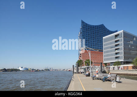 Elbphilharmonie mit Haeusern am Grasbrookhafen, HafenCity, Hamburg, Deutschland I Elbphilharmonie Oper mit modernen Häusern, HafenCity, Hamburg, Deutschland Stockfoto