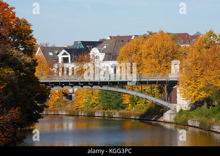 Alte Wohnhäuser am Alsterlauf am Leinpfad im Herbst, Winterhude, Hamburg, Deutschland, Europa I Alte Wohnhäuser im Herbst an der Alste Stockfoto