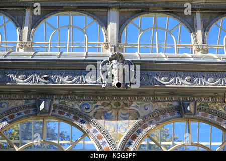 Detail der Palacio de Cristal, Crystal Palace erbaut 1887 im El Retiro Park, Madrid, Spanien Stockfoto