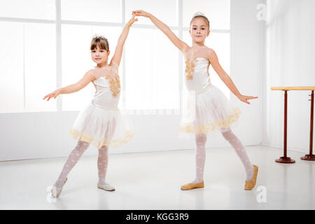 Zwei süße kleine Mädchen üben Ballett. Stockfoto