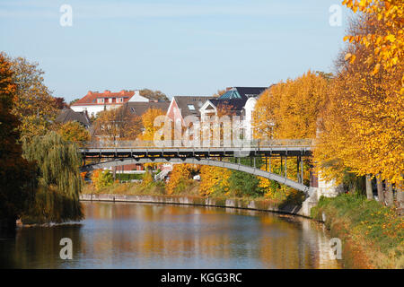 Alte Wohnhäuser am Alsterlauf am Leinpfad im Herbst, Winterhude, Hamburg, Deutschland, Europa I Alte Wohnhäuser im Herbst an der Alste Stockfoto