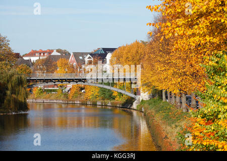 Alte Wohnhäuser am Alsterlauf am Leinpfad im Herbst, Winterhude, Hamburg, Deutschland, Europa I Alte Wohnhäuser im Herbst an der Alste Stockfoto