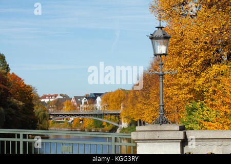 Alte Wohnhäuser am Alsterlauf am Leinpfad im Herbst, Winterhude, Hamburg, Deutschland, Europa I Alte Wohnhäuser im Herbst an der Alste Stockfoto