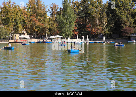 Ruderboote in Bootfahren Teich von Estanque, El Retiro Park, Madrid, Spanien Stockfoto