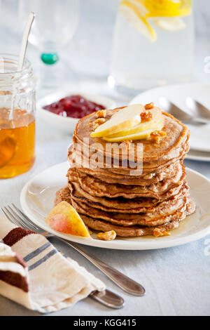 Stapel von hausgemachtem Vollkornbrot Pfannkuchen mit Früchten und Nüssen Stockfoto