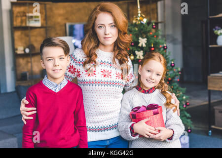 Mutter mit Kinder auf Weihnachten Stockfoto