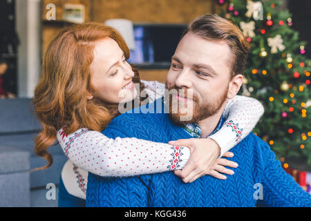 Paar in warme Pullover umarmen Stockfoto