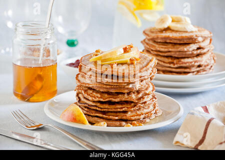 Stapel von hausgemachtem Vollkornbrot Pfannkuchen mit Früchten und Nüssen Stockfoto