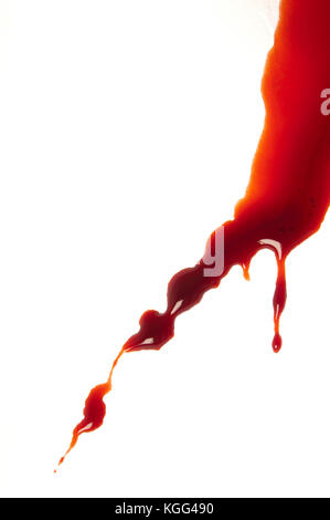 Blut spritzt auf Weiß Stockfoto