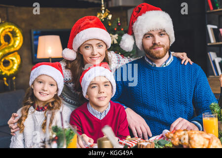 Familie umarmt auf Weihnachten Stockfoto