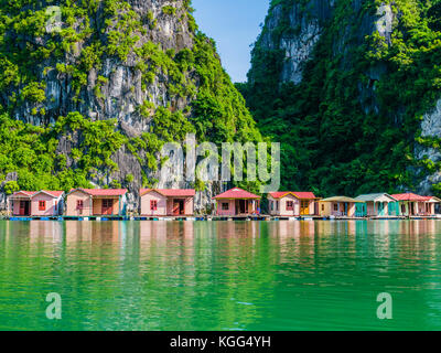 Schwimmende Fischerdorf in smaragdgrünen Wasser der Ha Long Bay, Vietnam Stockfoto