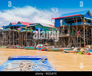 Bunte Boote und Pfahlbauten in Kampong phluk floating Village, Tonle Sap See, Provinz Siem Reap, Kambodscha Stockfoto
