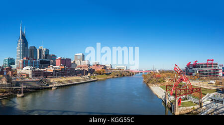 Nashville Skyline von seigenthaler Brücke, Nashville, Tennessee, USA. Alice Aycock der Skulptur Ghost Ballett für East Bank Machineworks im Vordergrund. Stockfoto