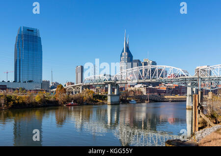 Nashville Skyline und John Seigenthaler Fußgängerbrücke, Nashville, Tennessee, USA Stockfoto