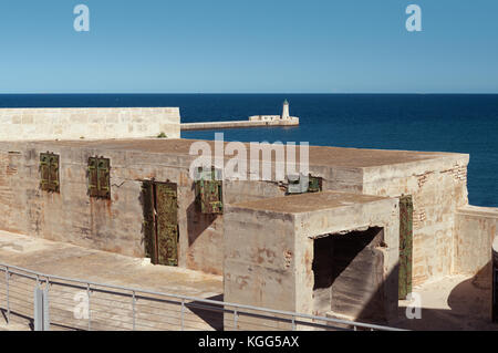 Fort St. Elmo und Leuchtturm am Eingang des Grand Harbour (Malta) Stockfoto