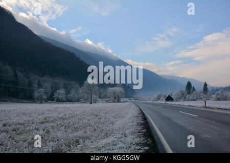 Eine Straße in der Nähe von tolmin in primorska, Slowenien, Schneiden durch eine Landschaft im Rauhreif bedeckt Stockfoto