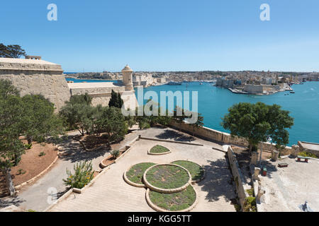 Valletta. einem Garten und Blick auf den Grand Harbour und die drei Städte Stockfoto