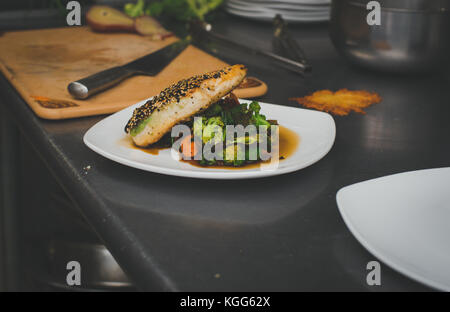 Lachs und Gemüse in einem Restaurant zubereitet Stockfoto