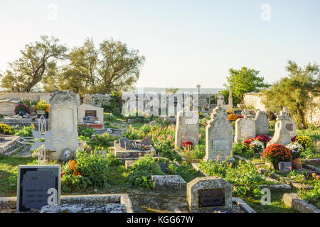 Friedhof, Blumen auf die Gräber, Chrysantheme bei Toussaint Tag, Allerheiligen. Meer Friedhof von Sainte-radegonde Kirche in Talmont-sur-Gironde, Labe Stockfoto