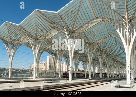 Lissabon, Portugal, 30. Oktober 2017: Plattformen am Gare do Oriente (Lissabon Bahnhof Oriente), große portugiesische intermodale Verkehrsknoten Stockfoto