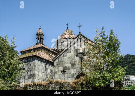 Blick auf die Kreuze der runde Kuppel der Tempel von Gregor des Erleuchters auf der dreischiffige Bell und die gavit von st. nshan Stockfoto