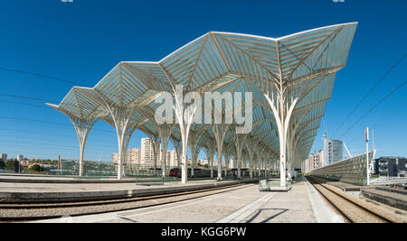 Lissabon, Portugal, 30. Oktober 2017: Plattformen am Gare do Oriente (Lissabon Bahnhof Oriente), große portugiesische intermodale Verkehrsknoten Stockfoto