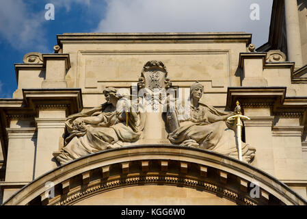 Alfred Drury unterzeichnet Skulpturen auf alten Krieg Bürogebäude in Whitehall, Westminster, London Mit weiblichen Figuren, Schädel, Schwerter mit Vergoldung Stockfoto