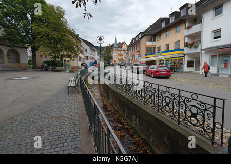 Hauptstraße in Freiburg im Breisgau mit einer Dachrinne Stockfoto