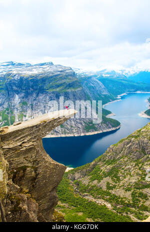 Sportliche Frau posiert auf Trolltunga Norwegen Stockfoto