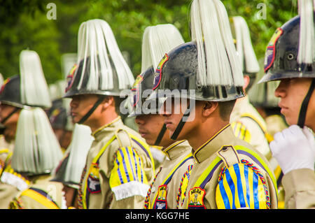 Quito, Ecuador - Oktober 23, 2017: Gruppe junger Schüler tragen Helm, bereit, in der Parade der Quito Festlichkeiten' bis März Stockfoto