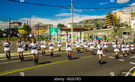 Quito, Ecuador - Oktober 23, 2017: Gruppe junger Schüler Mädchen im März in der Parade der Quito Festlichkeiten' Stockfoto