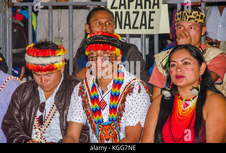 Quito, Ecuador - Oktober 23, 2017: Nicht identifizierte Personen Federn tragen in ihren Köpfen während Quito Festlichkeiten Stockfoto