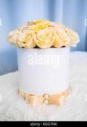 Strauß gelber Blumen Rosen in luxuriöser Geschenkbox. Stockfoto
