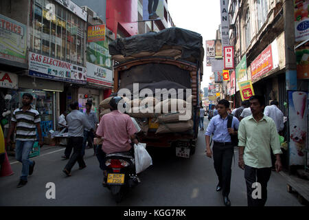 Die pettah Colombo Sri Lanka erste Cross Street überladene Lkw auf der Einkaufsstraße Stockfoto