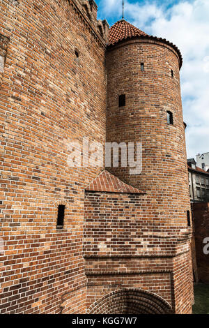 Ein Fragment der Stadtmauer und das Barbican in Warschau. Polen Stockfoto