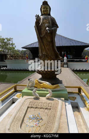 Seema Malaka Tempel Colombo Sri Lanka Guanyin Statue und Buddhas Fußabdruck Stockfoto