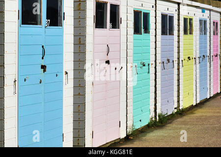 Reihe von Strandhütten in Lyme Regis in Dorset. Stockfoto