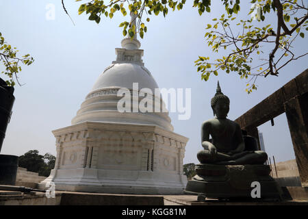 Seema Malaka Tempel Colombo Sri Lanka weiße Stupa und Thai Buddha in Bhumisparsa Mudra Stockfoto