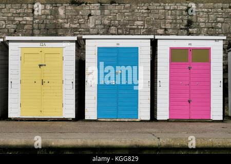 Reihe von Strandhütten in Lyme Regis in Dorset. Stockfoto