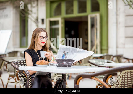 Frau an der französischen Cafe Stockfoto