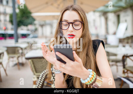 Rauchen Frau an der französischen Cafe Stockfoto